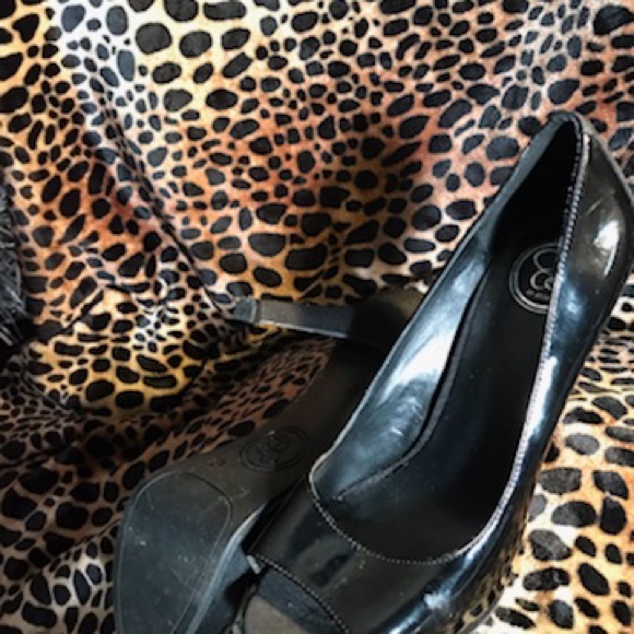 black patent leather peep toe w/ platform. - Picture 2 of 3